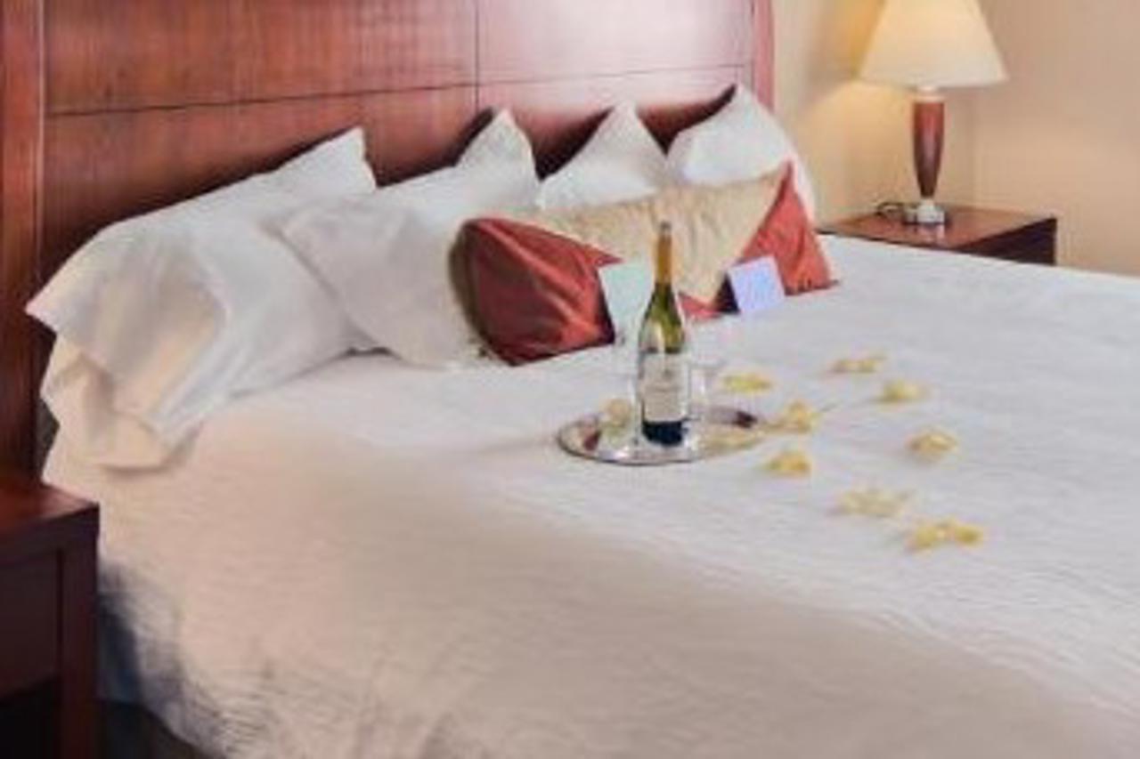 Hilton Garden Inn לאראמי מראה חיצוני תמונה
