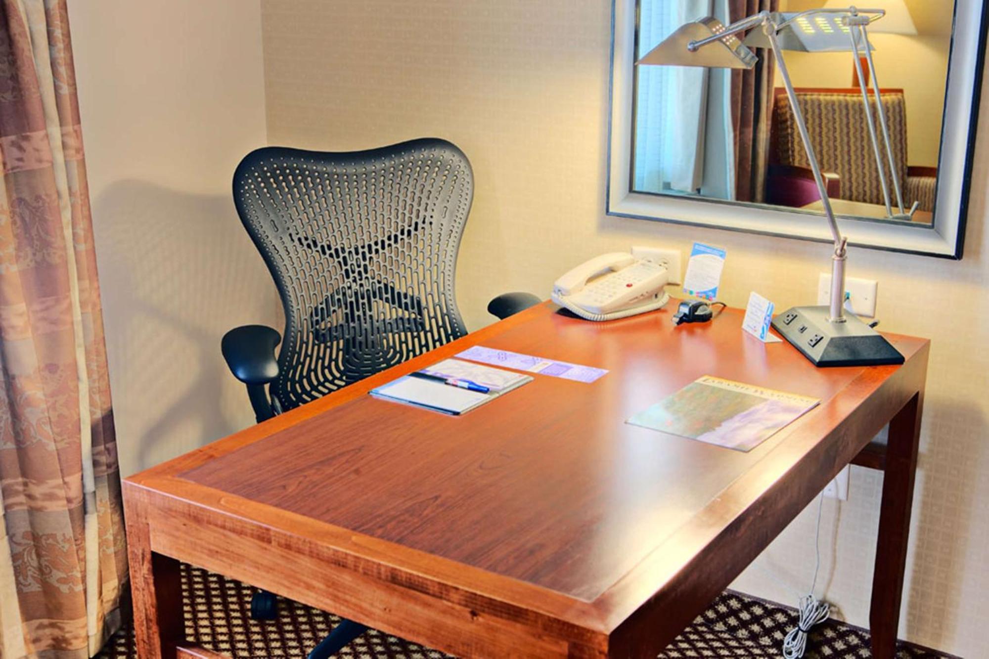 Hilton Garden Inn לאראמי מראה חיצוני תמונה