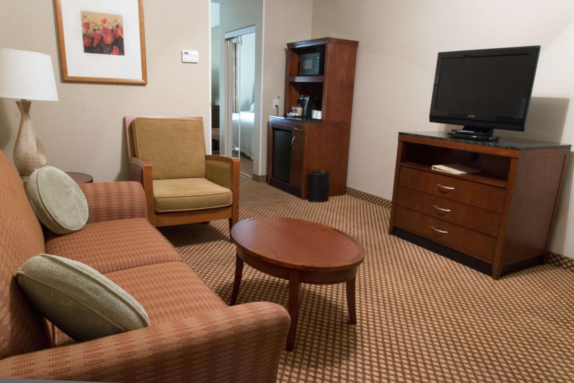 Hilton Garden Inn לאראמי מראה חיצוני תמונה