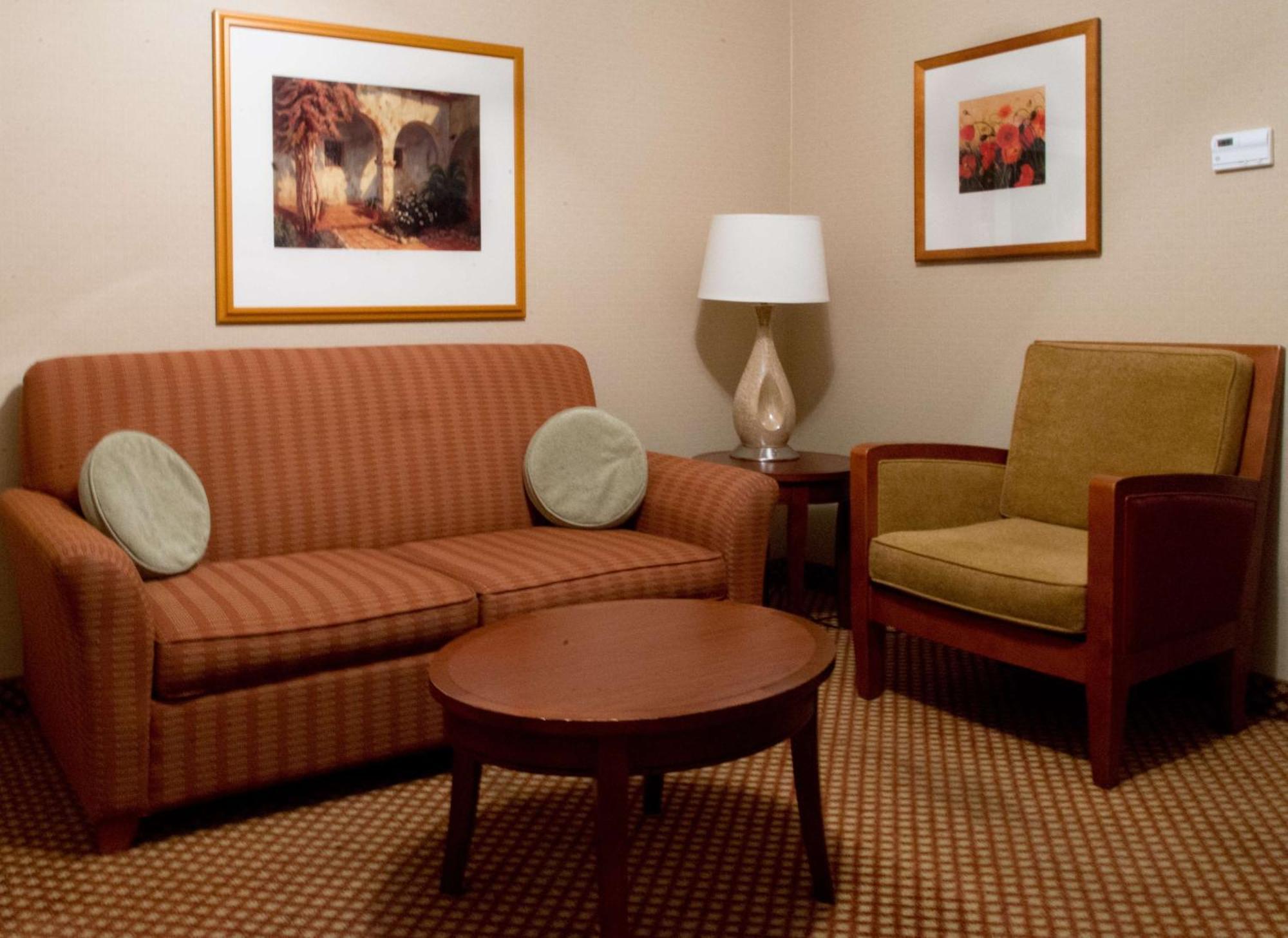 Hilton Garden Inn לאראמי מראה חיצוני תמונה