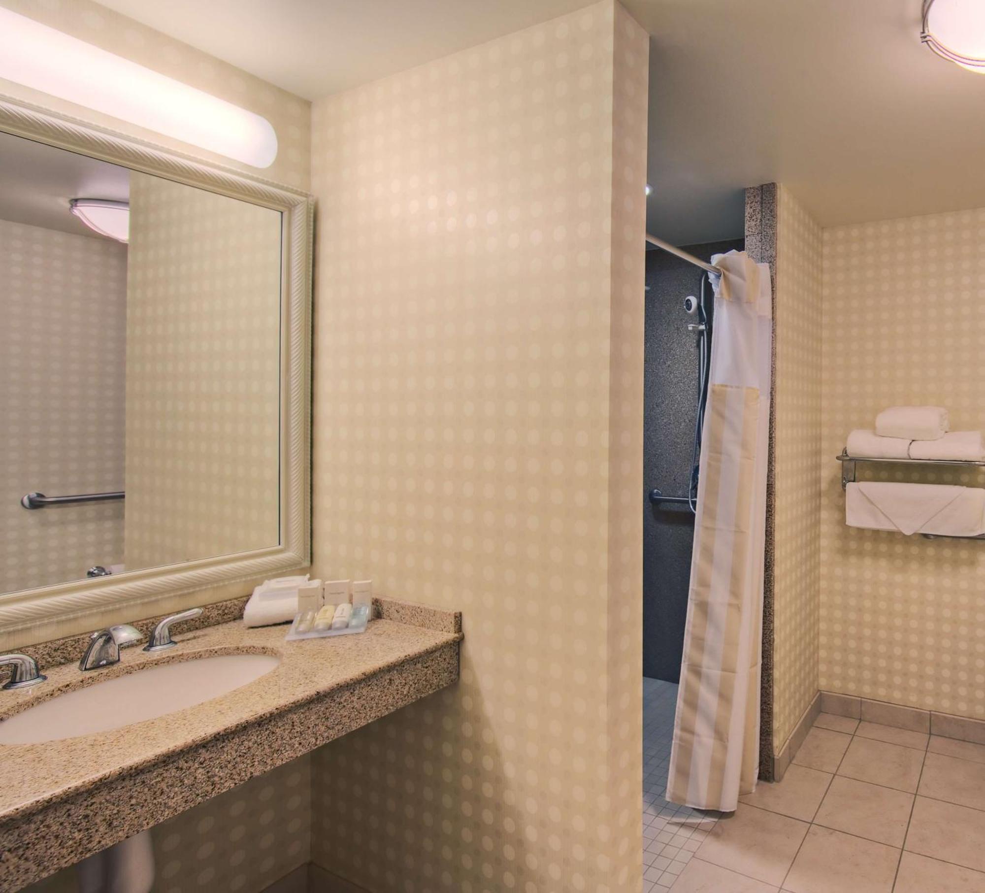 Hilton Garden Inn לאראמי מראה חיצוני תמונה