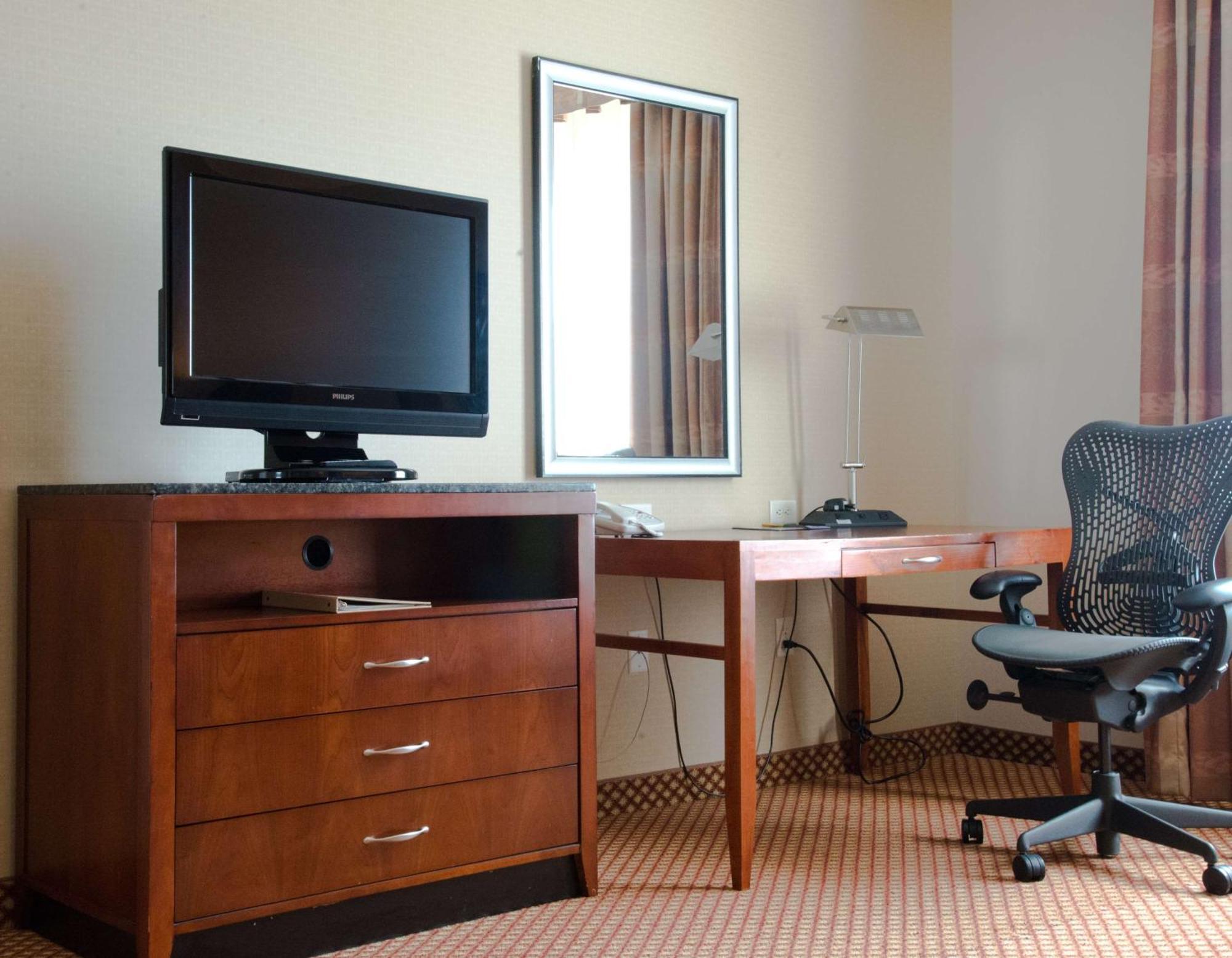 Hilton Garden Inn לאראמי מראה חיצוני תמונה