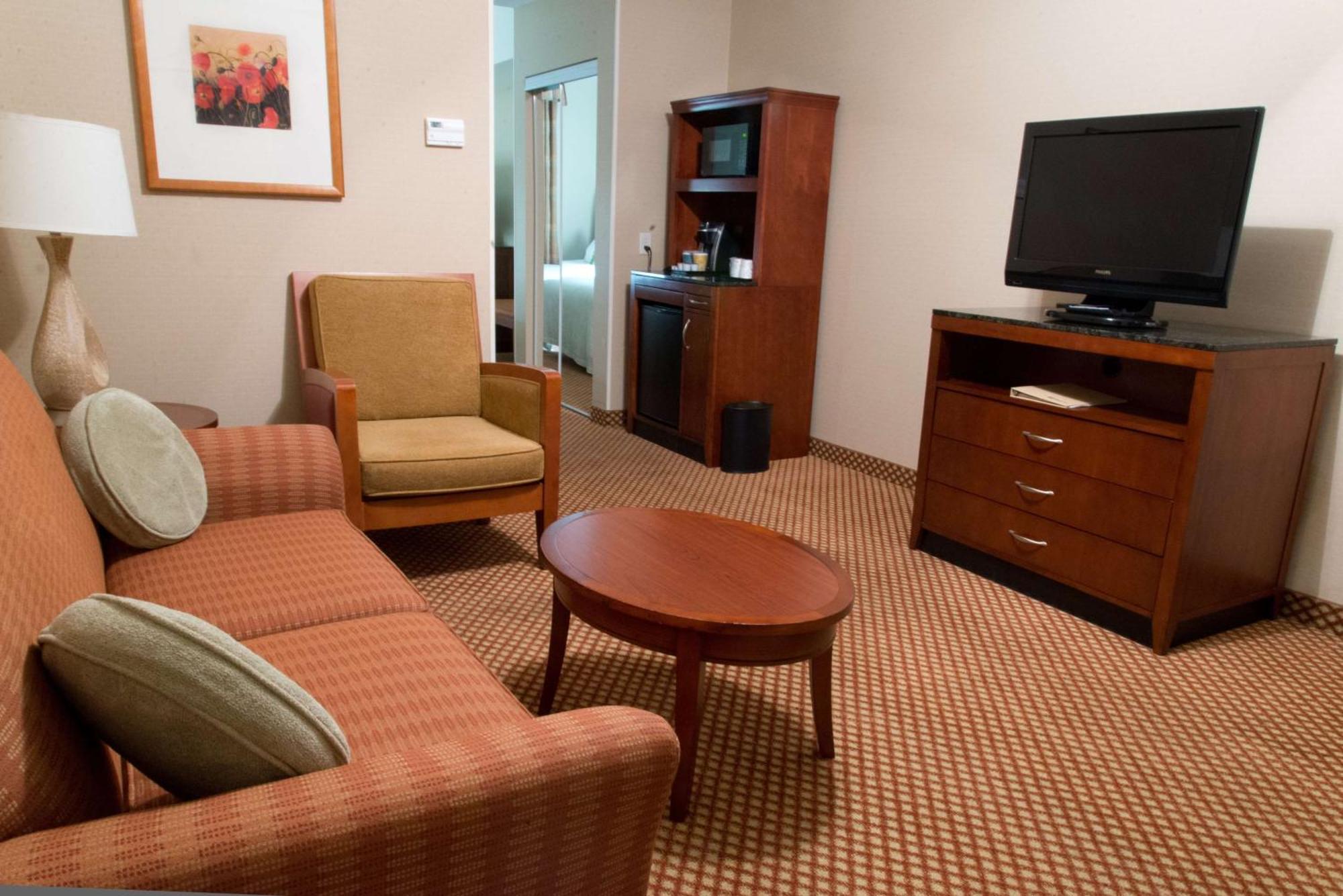 Hilton Garden Inn לאראמי מראה חיצוני תמונה