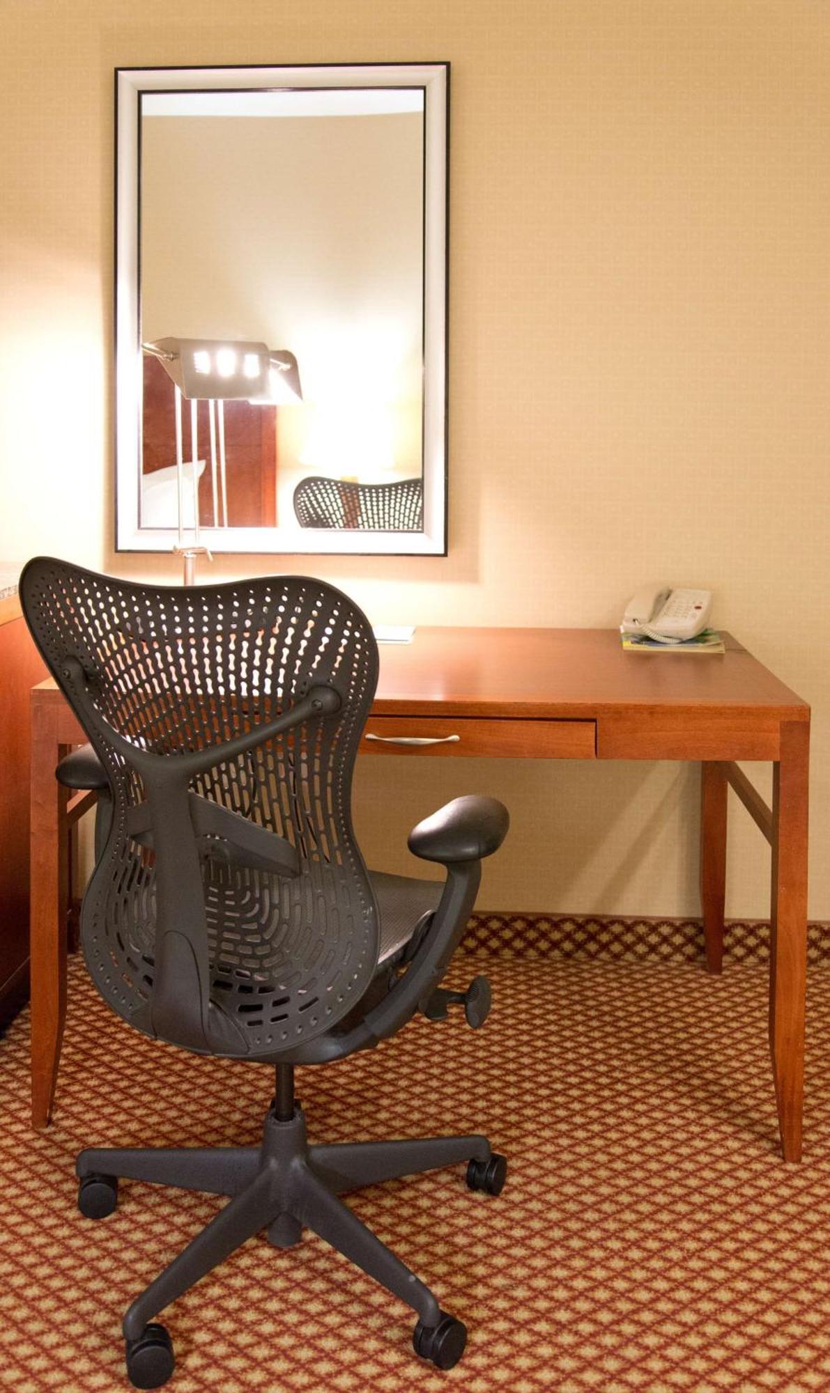 Hilton Garden Inn לאראמי מראה חיצוני תמונה