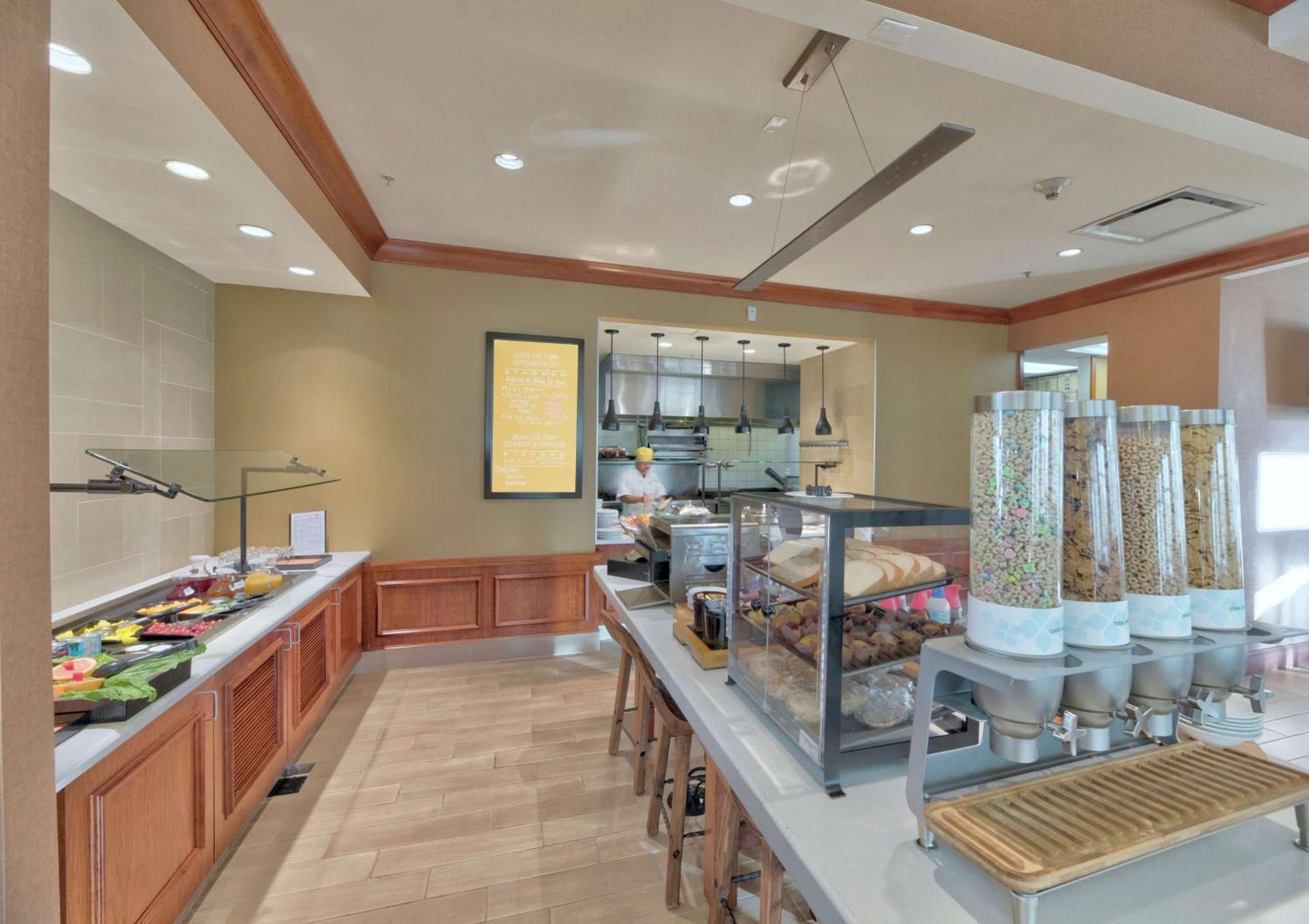 Hilton Garden Inn לאראמי מראה חיצוני תמונה