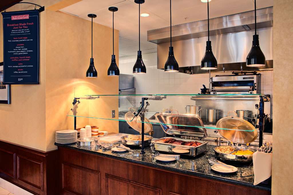 Hilton Garden Inn לאראמי מסעדה תמונה
