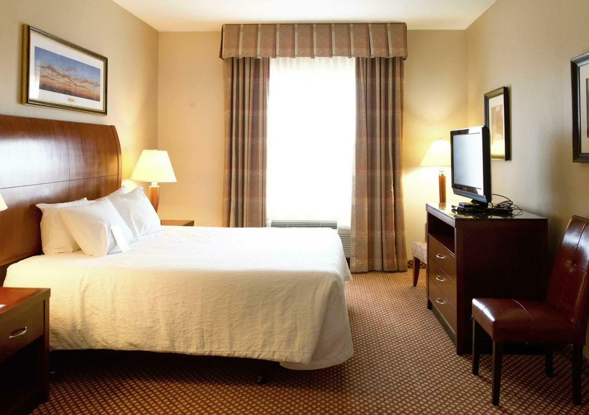 Hilton Garden Inn לאראמי מראה חיצוני תמונה